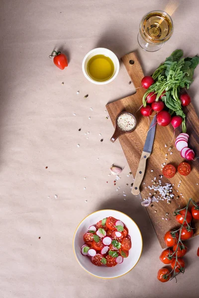 Ingrédients de salade. Fond de cuisine sain. Tomates fraîches avec radis et épices. Vue du dessus, espace de copie . — Photo