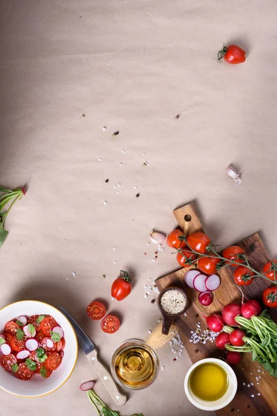 Ingredientes de ensalada ecológica, tomates con verduras y rábanos. Fondo de cocina saludable. Vista superior, espacio de copia . — Foto de Stock