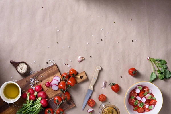 Salade de printemps fraîche avec tomates, radis et assaisonnement épicé. Ingrédients bruts sur fond rustique avec espace pour le texte. Vue de dessus. Légumes bio frais du jardin pour une cuisine saine . — Photo