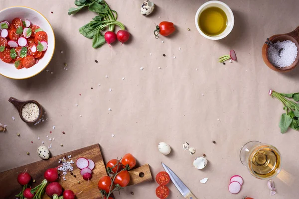 Tomates cherry frescos, ensalada, rábanos y especias sobre fondo rústico con espacio para copiar. Fondo de cocina saludable, para menú, receta o pancarta. Mock-up . — Foto de Stock