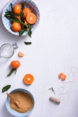 Narenciye reçel yemek pişirmek için malzemeler. Açık renkli üzerinde turuncu meyve dolu bir kase. 