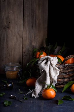 Pişmemiş makarna gri tezgah üzerinde domates soslu. Yukarıdan görüntülemek, alan Kopyala. 