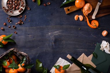 Mandalina meyveler fındık ve ahşap arka plan üzerinde şarap ile. Sağlıklı organik gıda çerçeve. Üst görüntülemek, kopya alanı, mock-up. 