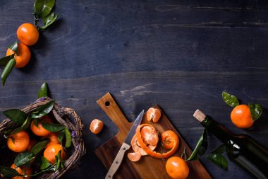 Meyveler, yapraklar taze portakal. Sağlıklı gıda arka plan. Üstten Görünüm, kopya alanı. 
