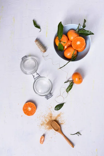 Cuenco de naranjas y azúcar, ingredientes de mermelada. Dulces frutas de verano. Vista superior, espacio de copia . — Foto de Stock