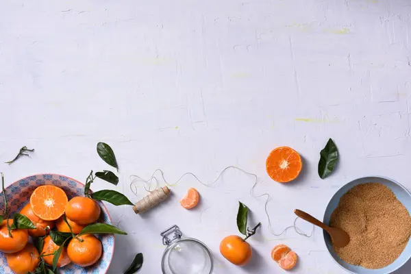 Frutas de laranja frescas com açúcar, ingredientes para compota caseira. Vista superior, espaço de cópia . — Fotografia de Stock