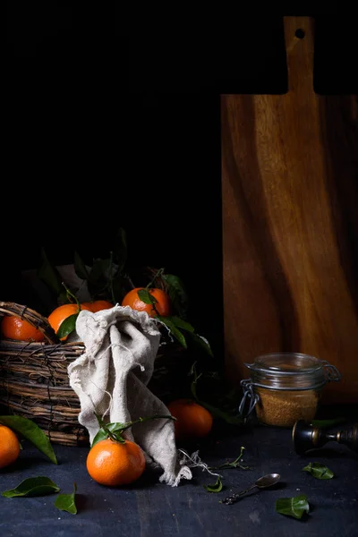 Frutas frescas de naranja dulce. Mandarinas de jardín con hojas, fondo oscuro. Primer plano, enfoque selectivo . — Foto de Stock