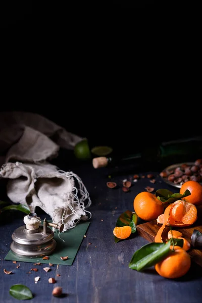 Frutas frescas de naranja con avellanas, fondo oscuro, primer plano . —  Fotos de Stock