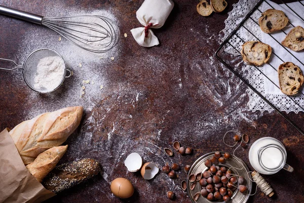 Sfondo forno, ingredienti di cottura sopra piano cucina rustico. Biscotti al forno con nocciole, pane di segale, latte e uova. Vista dall'alto, copia spazio . — Foto Stock