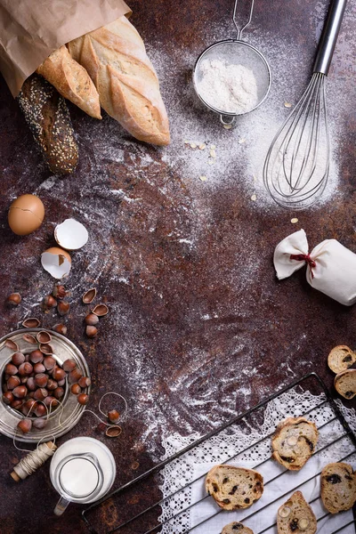 Productos de panadería - pan, baguette, galletas sobre fondo rústico. Los ingredientes para hornear - la harina, las nueces, los huevos, la leche. Vista superior, espacio de copia . — Foto de Stock