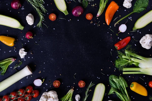 Selección de verduras y especias saludables, marco vegetal, fondo negro. Vista superior, espacio de copia . — Foto de Stock