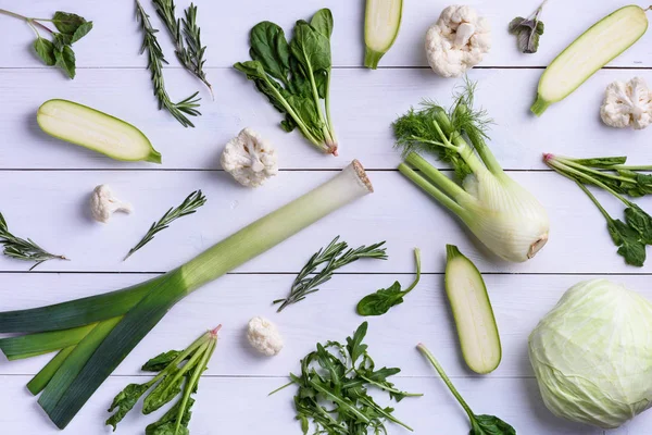 O selecție de ierburi, legume din frunze. Legume de detoxifiere verde pe masa de lemn alb. Plat lay, vedere cu unghi înalt . — Fotografie, imagine de stoc