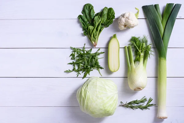 Verduras de color verde sobre fondo blanco. Vegetales de dieta desintoxicación. Concepto de dieta saludable. Vista de ángulo alto, espacio de copia . — Foto de Stock