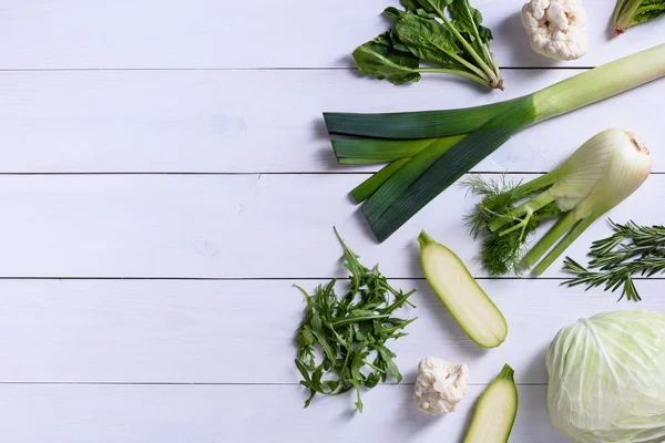 Ingrediente crude de gătit legume verzi. Dieta sănătoasă de detoxifiere legume. Vizualizare de sus, spațiu de copiere . — Fotografie, imagine de stoc