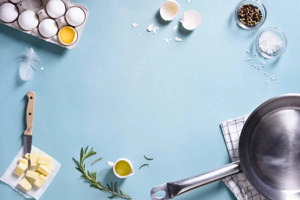 Cooking frame. Ingredients for preparing breakfast with eggs in a frying pan. Top view, text space. — Stock Photo, Image