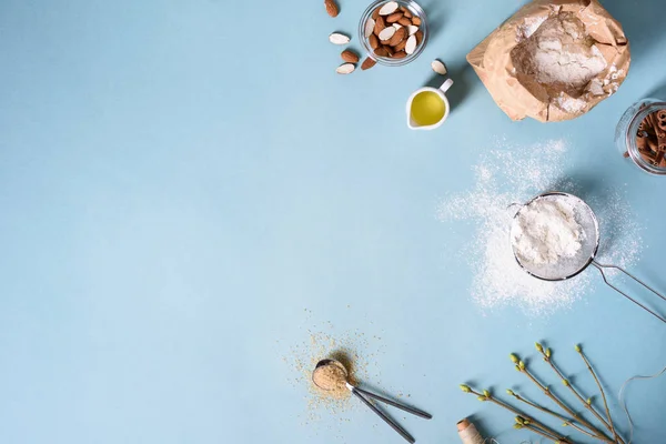 Ingredienti da forno per la pasticceria sullo sfondo blu. Cottura di torte o pane concetto. Vista dall'alto . — Foto Stock