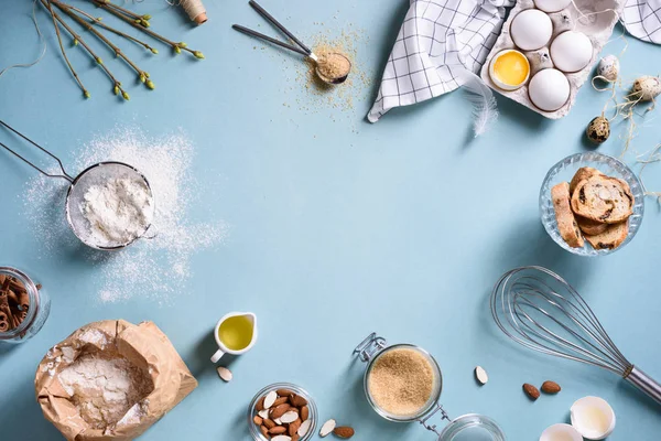 Bakken of koken achtergrond frame. Ingrediënten, keuken artikelen voor het bakken van taarten. Keukengerei, meel, eieren, amandel, kaneel, olie. Bovenaanzicht. — Stockfoto