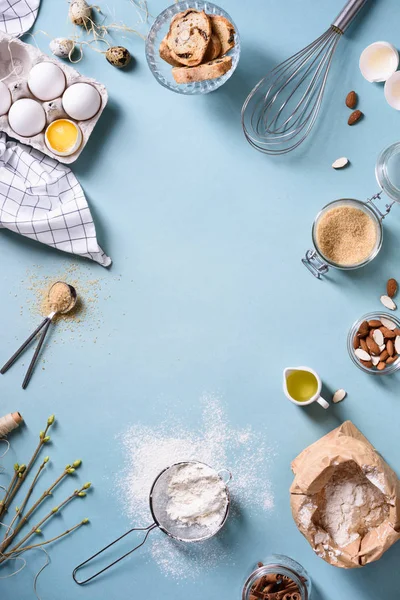 Panetteria cornice di sfondo. Ingredienti di cottura freschi - uovo, farina, zucchero, burro, noci su sfondo blu. Tema cucina primaverile. Vista dall'alto, copia spazio . — Foto Stock