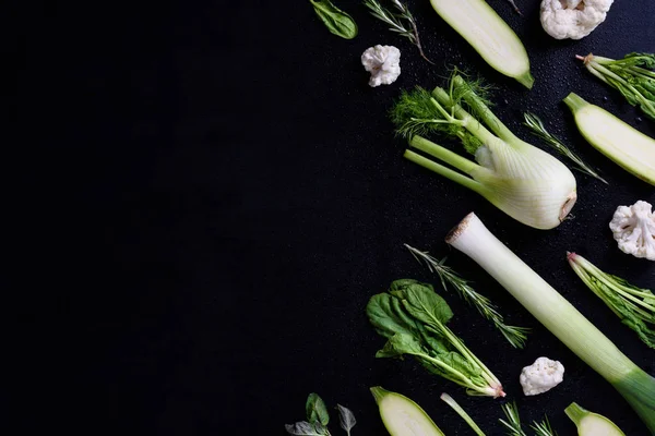 Verduras verdes sobre fondo negro, estilo knolling. Vista de ángulo alto, espacio de copia . —  Fotos de Stock