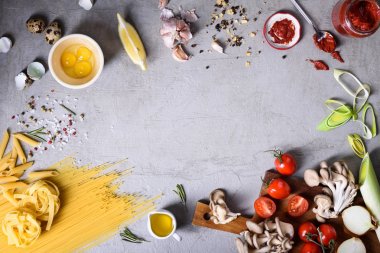 Pişmemiş makarna gri tezgah üzerinde domates soslu. Yukarıdan görüntülemek, alan Kopyala. 