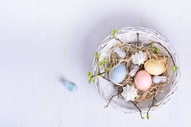 Kuş boyalı yumurta Paskalya dekorasyon için iç içe. Pastel tatil tasarım. Üstten Görünüm, kopya alanı.