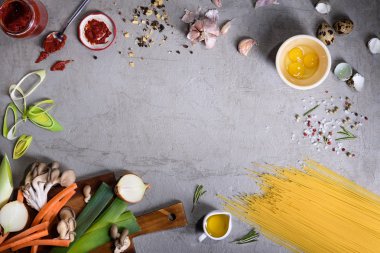 Makarna asortment sebzeli malzemelerle. İtalyan ciusine Bayramı gıda çerçeve. Üstten Görünüm, kopya alanı. 