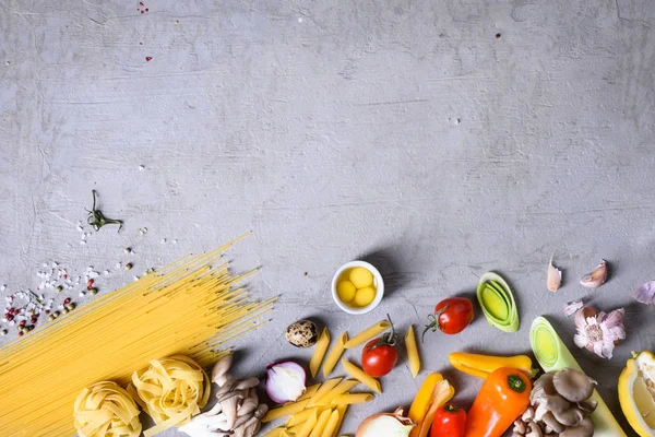 Ingredientes con pasta seca, espaguetis con receta de setas. Vista superior, espacio de copia . — Foto de Stock