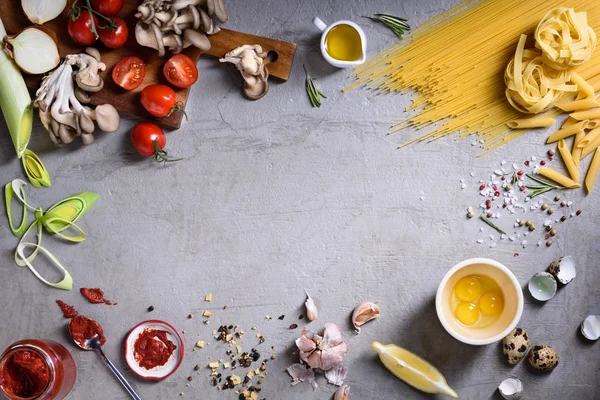 Assortimento di pasta con ingredienti vegetali. Sagra ciusina italiana cornice alimentare. Vista dall'alto, copia spazio . — Foto Stock