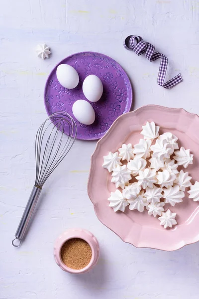 Meringhe su placca rosa. Molti dolci zefiri su sfondo bianco. Vista dall'alto. Prodotti da forno sfondo, dolce dessert . — Foto Stock