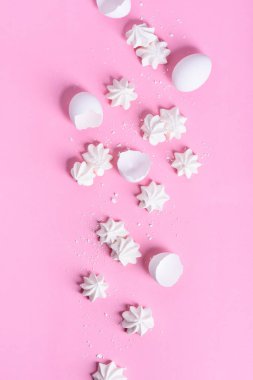 Tatlı tatlılar yumurta akını yaptı. Merengues - çıtır Çerezler pembe bir arka plan üzerinde. 