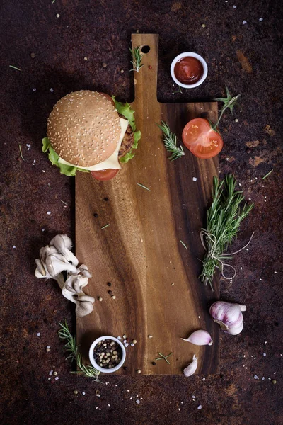 Burger segar dan bahan-bahan di papan kayu. Kerangka menu restoran, pura-pura. Tampilan atas, ruang penyalinan . — Stok Foto