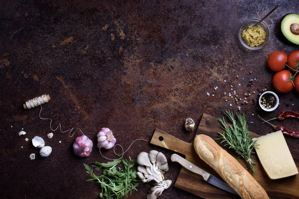 Сендвіч Кулінарія інгредієнтів. Французький багет з сиром та овочі поверх сільському лічильника. Переглянути вище, копіювати простір. — стокове фото