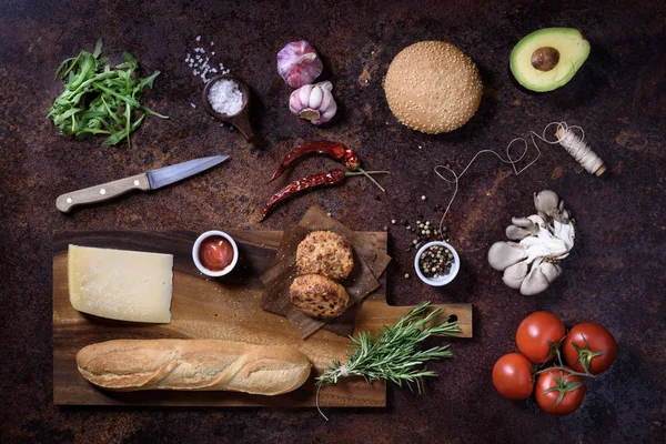 Sandwich casero fresco en la tabla de servir oscura con verduras, queso, sal y hierbas sobre fondo oscuro. Vista superior, espacio de copia . — Foto de Stock