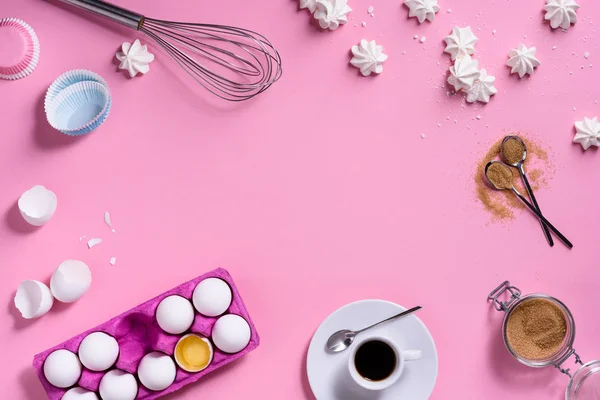 Αρτοποιείο ιστορικό πλαίσιο. Καφέ και μαγειρικά συστατικά - αυγό, ζάχαρη, πέρα από το ροζ φόντο. Άνοιξη μαγείρεμα θέμα. Το Top view, αντίγραφο χώρου. — Φωτογραφία Αρχείου