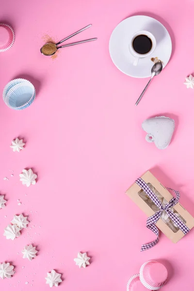 Καφές και μαρέγκα κέικ σε ροζ φόντο. Κάτοψη, αντιγράψτε το χώρο. Cafe μενού πλαίσιο. — Φωτογραφία Αρχείου