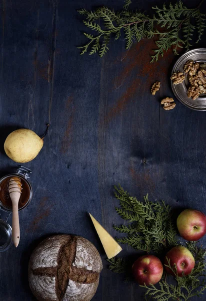 Pane al forno con frutta, noci, formaggio e miele. Delizioso spuntino sul piano di lavoro in legno . — Foto Stock