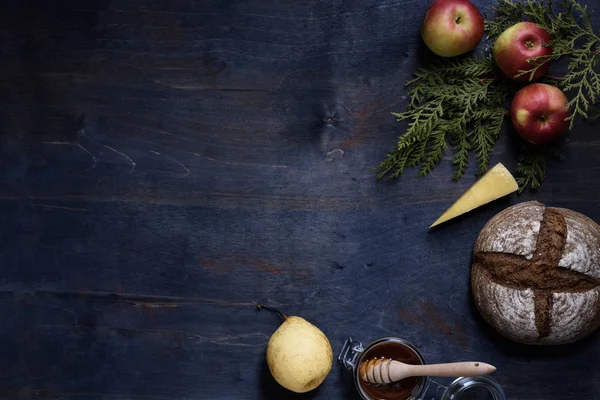 Pane con formaggio, miele e frutta. Gustoso spuntino sul tavolo di legno. Vista dall'alto, copia lo spazio . — Foto Stock