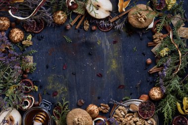 Ceviz ve tarçın hamur işleri bal ile. Fırın çerçeve arka plan. Üstten Görünüm