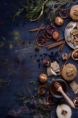 Birden çok tatlılar oryantal tarzda bir masaya servis. Üstten Görünüm.