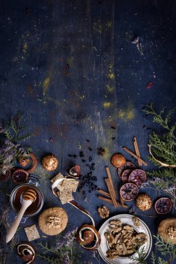 Fırın arka plan, bir mavi ahşap malzemelerle taze pasta.