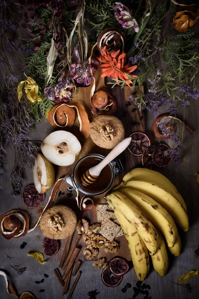Muffin di banana e noci fatti in casa con miele e spezie su tavola di legno — Foto Stock