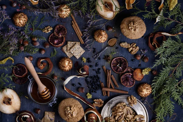 Meerdere desserts geserveerd op een tafel, oosterse stijl. — Stockfoto