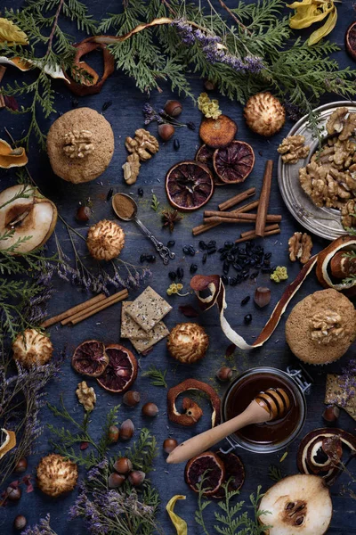 Pastelaria recém-assada com ingredientes em uma mesa de madeira azul. Vista superior — Fotografia de Stock