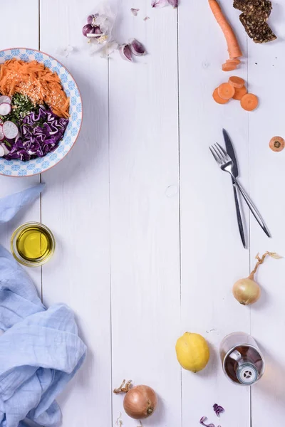 Desayuno saludable. Ensalada de verduras crudas en un tazón con pan integral y aceite de oliva en la mesa de madera, vista superior. Concepto de comida cruda y limpia . — Foto de Stock