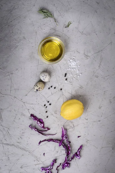 Υλικά για το μαγείρεμα υγιή οργανικά Ανοιξιάτικη σαλάτα με πέρα από το γκρι σκυροδέματος φόντο. Υλικά μαγειρικής — Φωτογραφία Αρχείου