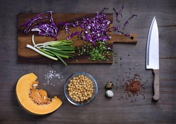 Verse groenten, bonen en rode rijst, supervoeding, kruiden, op een houten bord. Vegan, schoon eten en rauwe voeding. — Stockfoto