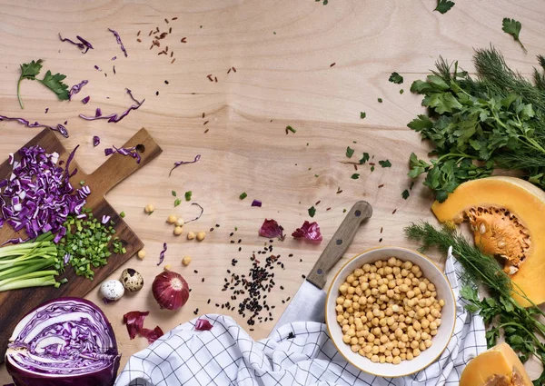 Temiz vejetaryen kavramı doğal ahşap arka plan üzerinde sebze, yemek tohumları, fasulye, baharatlar, superfoods, vegan, sağlıklı ham diyet için otlar — Stok fotoğraf