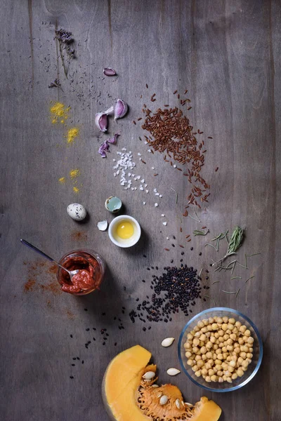 Ingredientes de cozinha crus frescos para uma dieta saudável em tábua de madeira rústica, vista superior. Conceito de dieta ou comida vegetariana . — Fotografia de Stock