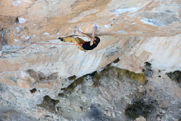 Friluftsliv. Bergsklättraren klättrar uppför en utmanande klippa. Extrem klättring. Äventyrs- och resekoncept. — Stockfoto