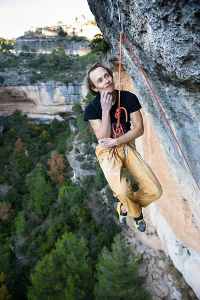 Extremsport Klettern. Bergsteiger kämpfen um den Erfolg. Lebensstil im Freien. Eine Person, die versucht, Erfolg zu haben. — Stockfoto